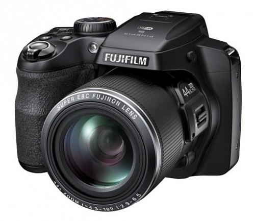 Fujifilm predstavio Finepix S8400W 44x superzum, sa WiFi-jem